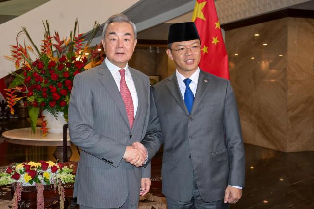 Indonesian Foreign Minister Sugiono (R) welcomes Chinese Foreign Minister Wang Yi during the Comprehensive Strategic Dialogue meeting at the Ministry of Foreign Affairs in Jakarta on August 21, 2026. (Photo by BAY ISMOYO / AFP)