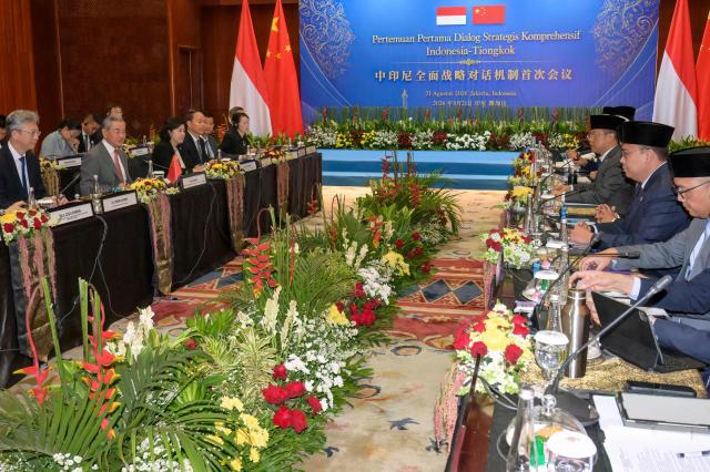 Indonesian Foreign Minister Sugiono (3rd R) and Chinese Foreign Minister Wang Yi (2nd L) attend the Comprehensive Strategic Dialogue meeting at the Ministry of Foreign Affairs in Jakarta on August 21, 2026. (Photo by BAY ISMOYO / AFP)