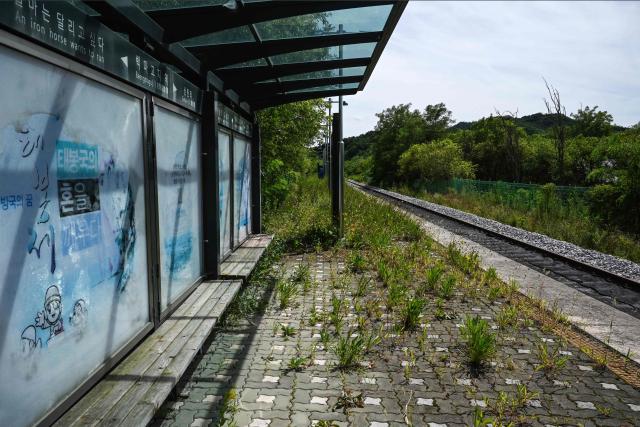 Train tracks are seen at the Baengmagoji Station in Cheorwon, Gangwon Province in South Korea, near the demilitarized zone separating North and South Korea on August 10, 2026. Plans to reconnect South Korea's northernmost station to the rail network come at an awkward moment, as Pyongyang ignores Seoul's overtures while the South's old ally Washington pursues its own talks with Pyongyang. (Photo by GREG BAKER / AFP) / To go with 'Skorea-Nkorea-US-Diplomacy-Politics' Focus by Jihye SHIN