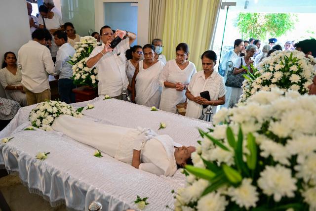 EDITORS NOTE: Graphic content / Mourners pay respect to Sri Lanka's late legendary singer Nanda Malini at her home in Colombo on August 21, 2026. (Photo by Ishara S. KODIKARA / AFP)
