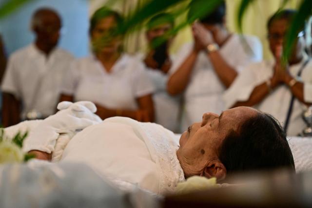EDITORS NOTE: Graphic content / Mourners pay respect to Sri Lanka's late legendary singer Nanda Malini at her home in Colombo on August 21, 2026. (Photo by Ishara S. KODIKARA / AFP)
