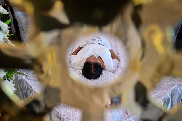 EDITORS NOTE: Graphic content / Mourners pay respect to Sri Lanka's late legendary singer Nanda Malini at her home in Colombo on August 21, 2026. (Photo by Ishara S. KODIKARA / AFP)