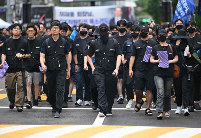 Members of the Samsung Electronics Company Union march during a rally demanding compensation negotiations in front of the Samsung Electronics Seocho building in Seoul on August 21, 2026. (Photo by Jung Yeon-je / AFP)