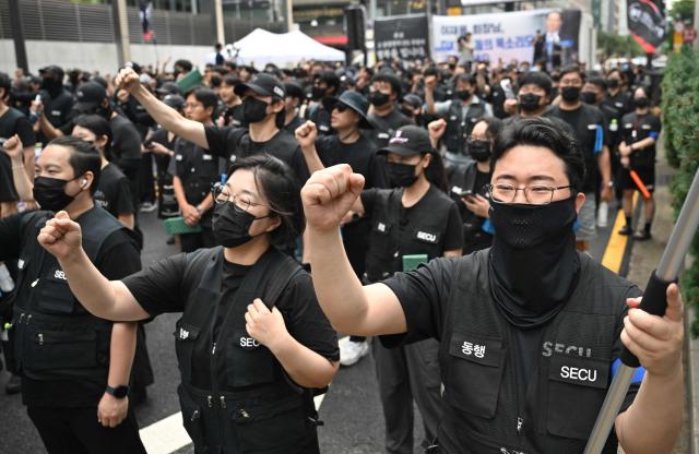 Members of the Samsung Electronics Company Union shout slogans during a rally demanding compensation negotiations in front of the Samsung Electronics Seocho building in Seoul on August 21, 2026. (Photo by Jung Yeon-je / AFP)