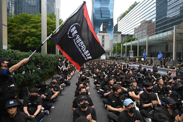 Members of the Samsung Electronics Company Union gather during a rally demanding compensation negotiations in front of the Samsung Electronics Seocho building in Seoul on August 21, 2026. (Photo by Jung Yeon-je / AFP)