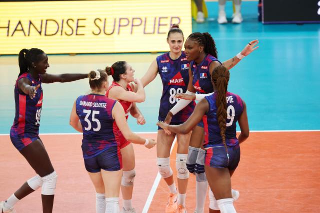 France's team celebrates a point during the women's EuroVolley 2026 European Championship pool D volleyball match between France and Slovakia at the Scandinavium arena in Gothenburg, Sweden, on August 21, 2026. (Photo by Adam Ihse/TT / TT NEWS AGENCY / AFP) / Sweden OUT