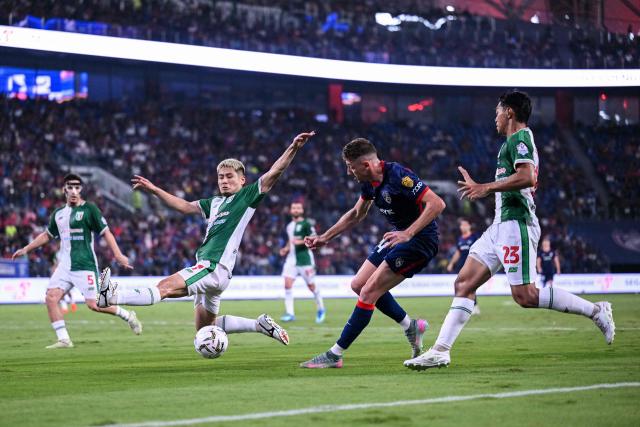 Johor Darul Ta'zim's Oscar Arribas Pasero (2R) vies for the ball with Kuching City’s players during the opening football match of the Malaysia Super League between Johor Darul Ta'zim and Kuching City at the Sultan Ibrahim Stadium in Iskandar Puteri, in Malaysia's Johor state on August 21, 2026. (Photo by Mohd RASFAN / AFP)