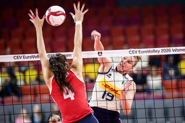 Italy's Sarah Fahr (R) plays against Croatia's Bozana Butigan during the women's 2026 European Volleyball Championship pool D match between Croatia and Italy at Scandinavium arena in Gothenburg, Sweden, on August 21, 2026. (Photo by Adam IHSE / TT NEWS AGENCY / AFP) / Sweden OUT