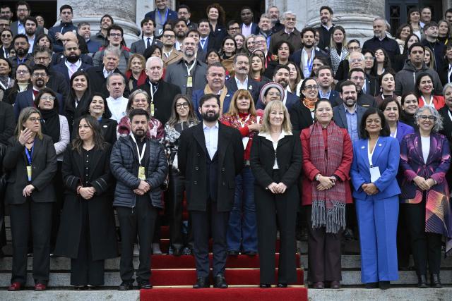Uruguay's Vice-President Carolina Cosse (C-R) and Chile's former president Gabriel Boric (C-L), head the family photo of the III Panamarican Congress at the Legislative Palace in Montevideo on August 21, 2026. The event brings together more than a hundred legislators, former presidents, ministers and leading figures from 15 countries in the region. (Photo by Santiago Mazzarovich / AFP)