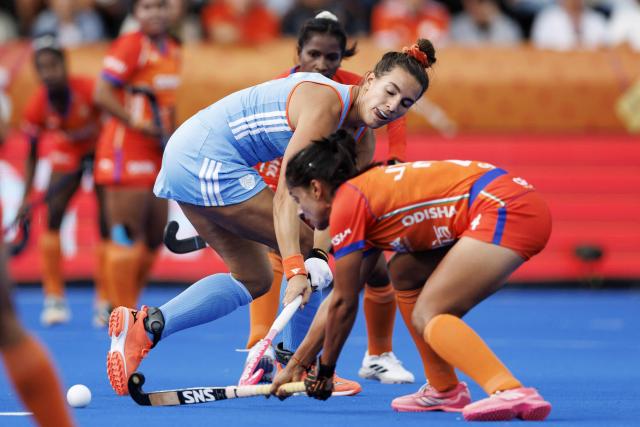 Netherlands' Frederique Matla (L) fights for the ball with India's Jyoti Rumavat during the 2026 FIH Women's Hockey World Cup group stage match between The Netherlands and India at the Wagener Stadium in Amstelveen on August 21, 2026. (Photo by Koen van Weel / ANP / AFP) / Netherlands OUT