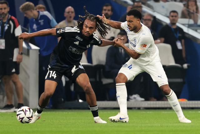 Strasbourg's French forward #14 Sekou Mara (L) fights for the ball with Marseille's English defender #04 CJ Egan-Riley during the French L1 football match between Olympique de Marseille (OM) and RC Strasbourg Alsace at the Stade Velodrome in Marseille, south-eastern France on August 21, 2026. (Photo by Pascal POCHARD-CASABIANCA / AFP)