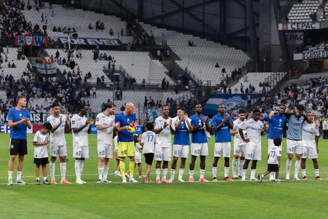 Marseille's players applaud after winning the French L1 football match between Olympique de Marseille (OM) and RC Strasbourg Alsace at the Stade Velodrome in Marseille, south-eastern France on August 21, 2026. (Photo by Pascal POCHARD-CASABIANCA / AFP)