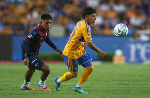 Atlante's defender #29 Walter Portales and Tigres' forward #30 Diego Sanchez fight for the ball during the Liga MX Apertura football match between Tigres and Atlante at the Universitario stadium in San Nicolas de los Garza, Nuevo Leon, Mexico on August 21, 2026. (Photo by Julio Cesar AGUILAR / AFP)