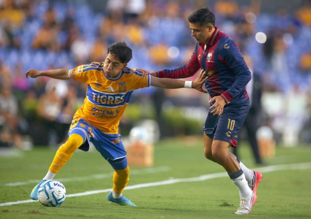 Tigres' forward #30 Diego Sanchez and Atlante's midfielder #10 Octavio Vazquez fight for the ball during the Liga MX Apertura football match between Tigres and Atlante at the Universitario stadium in San Nicolas de los Garza, Nuevo Leon, Mexico on August 21, 2026. (Photo by Julio Cesar AGUILAR / AFP)