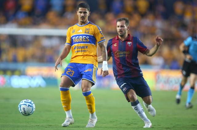 Tigres' Brazilian midfielder #23 Romulo Zwarg and Atlante's midfielder #08 Eugenio Pizzuto fight for the ball during the Liga MX Apertura football match between Tigres and Atlante at the Universitario stadium in San Nicolas de los Garza, Nuevo Leon, Mexico on August 21, 2026. (Photo by Julio Cesar AGUILAR / AFP)