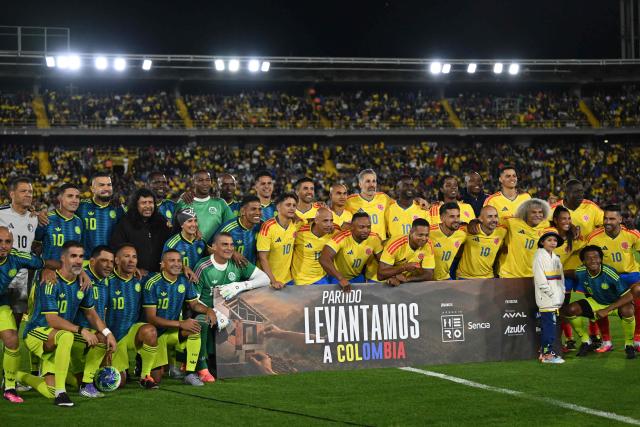 Former Colombian football players pose for pictures ahead of a football match to raise funds for the victims of an 7.4 earthquake, at El Campin stadium in Bogota on August 21, 2026. The powerful earthquake that killed hundreds of people in western Colombia caused $9.57 billion in economic losses, President Abelardo de la Espriella said on August 18, issuing a preliminary estimate. (Photo by Raul ARBOLEDA / AFP)