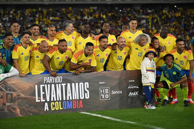 Former Colombian football players pose for pictures ahead of a football match to raise funds for the victims of an 7.4 earthquake, at El Campin stadium in Bogota on August 21, 2026. The powerful earthquake that killed hundreds of people in western Colombia caused $9.57 billion in economic losses, President Abelardo de la Espriella said on August 18, issuing a preliminary estimate. (Photo by Raul ARBOLEDA / AFP)