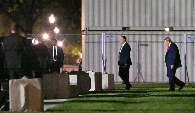 US President Donald Trump (R) makes his way to his vehicle after disembarking from Marine One upon landing on the Ellipse near the White House in Washington, DC, on August 21, 2026. US President Donald Trump returns from South Carolina where he attended a campaign rally for US Senator Darline Graham. (Photo by Mandel NGAN / AFP)