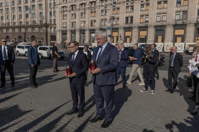 Ukraine's Foreign Affairs Minister Andrii Sybiha (R) and  Germany's Foreign Minister Johann Wadephul observe a nationwide minute of silence to pay tribute to those killed amid the Russian invasion of Ukraine, before laying down lamps as a tribute during a visit of the makeshift memorial for fallen Ukrainian and foreign soldiers on Independence Square in Kyiv on August 22, 2026, amid the Russian invasion of Ukraine. (Photo by Roman PILIPEY / AFP)