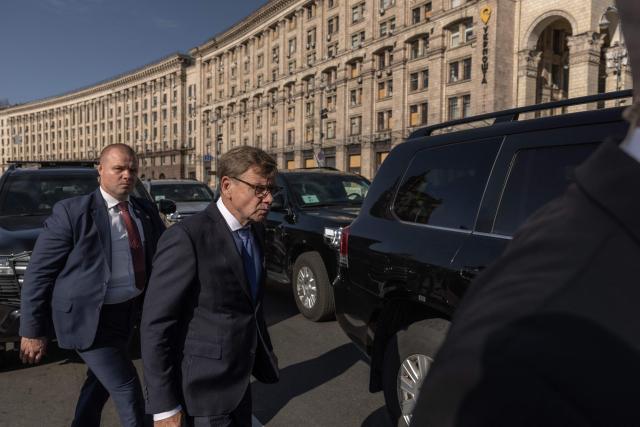 Germany's Foreign Minister Johann Wadephul (C) visits the makeshift memorial for fallen Ukrainian and foreign soldiers on Independence Square in Kyiv on August 22, 2026, amid the Russian invasion of Ukraine. (Photo by Roman PILIPEY / AFP)