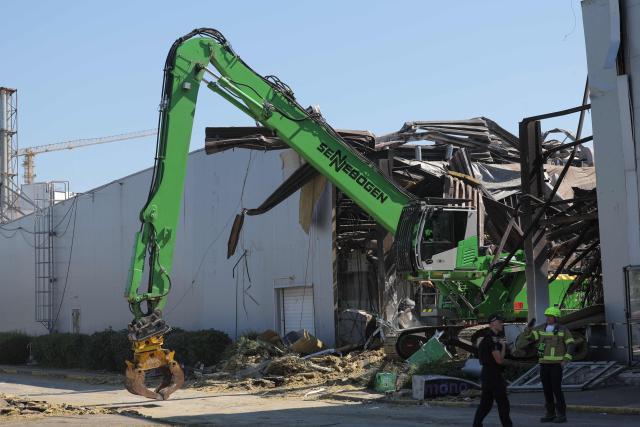 A heavy machinery works at the site of a shopping mall damaged following a Russian strike in Kryvyi Rih, on August 22, 2026, amid the Russian invasion of Ukraine. Russian drones slammed into a busy shopping centre in eastern Ukraine on August 21, killing 16 people in an attack condemned as "cynical and despicable" by President Volodymyr Zelensky. (Photo by Yan Dobronosov / AFP)