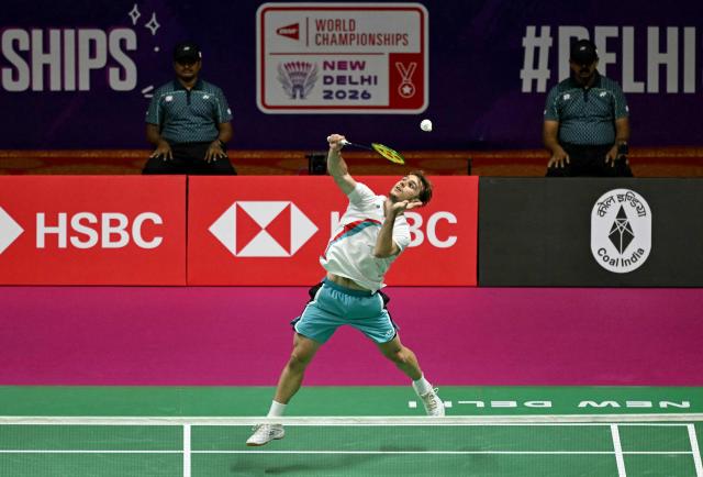 France's Alex Lanier hits a return to Canada's Victor Lai during the BWF World Championships men's singles semi-final badminton match at the Indira Gandhi Indoor Stadium in New Delhi on August 22, 2026. (Photo by Arun SANKAR / AFP)