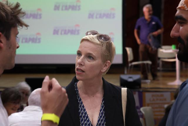 French Ecologiste et Social's MP Clementine Autain (C) speaks with participants during the party Summer Conferences 'Universites d'été' (Summer Seminars) of the French left Alliance for the Ecological and Social Republic (L'Apres) party in Tours, central France on August 22, 2026. (Photo by Alain JOCARD / AFP)