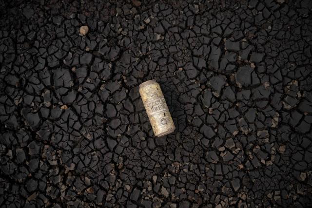 A discarded drinks can lies on the partially revealed bed of Woodhead Reservoir following a falling water level, near Glossop, northern England on August 22, 2026. Nearly three quarters of England has been classified as in drought after the driest July on record. (Photo by Oli SCARFF / AFP)