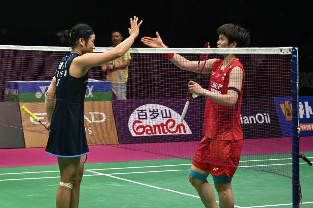 South Korea’s An Se-young (L) shakes hands with China's Wang Zhi Yi after her victory in their BWF World Championships women's singles semi-final badminton match at the Indira Gandhi Indoor Stadium in New Delhi on August 22, 2026. (Photo by Arun SANKAR / AFP)