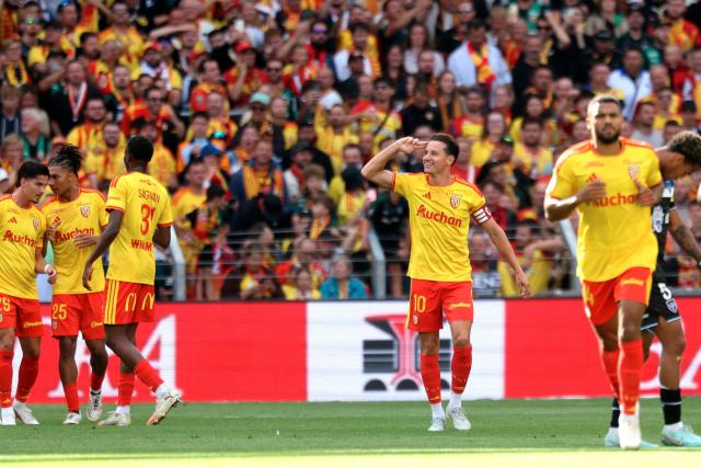 Lens' French forward #10 Florian Thauvin (C) celebrates after scoring a goal during the French L1 football match between RC Lens and AJ Auxerre at the Stade Bollaert-Delelis in Lens, northern France on August 22, 2026. (Photo by Francois LO PRESTI / AFP)
