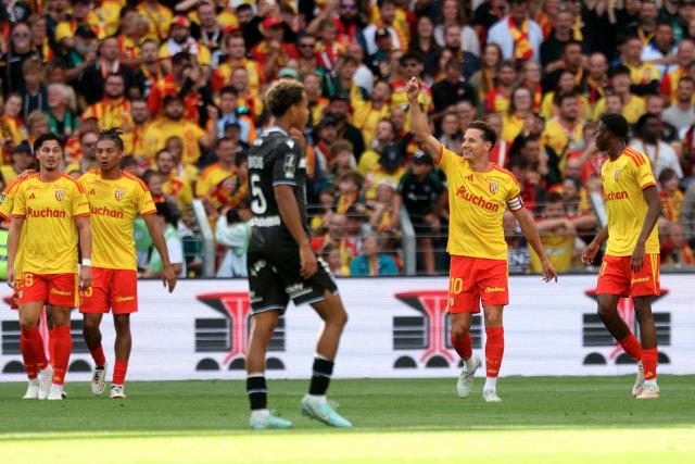 Lens' French forward #10 Florian Thauvin (2ndR) celebrates after scoring a goal during the French L1 football match between RC Lens and AJ Auxerre at the Stade Bollaert-Delelis in Lens, northern France on August 22, 2026. (Photo by Francois LO PRESTI / AFP)