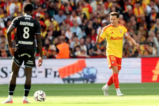 Lens' French forward #10 Florian Thauvin (R) celebrates after scoring a goal during the French L1 football match between RC Lens and AJ Auxerre at the Stade Bollaert-Delelis in Lens, northern France on August 22, 2026. (Photo by Francois LO PRESTI / AFP)