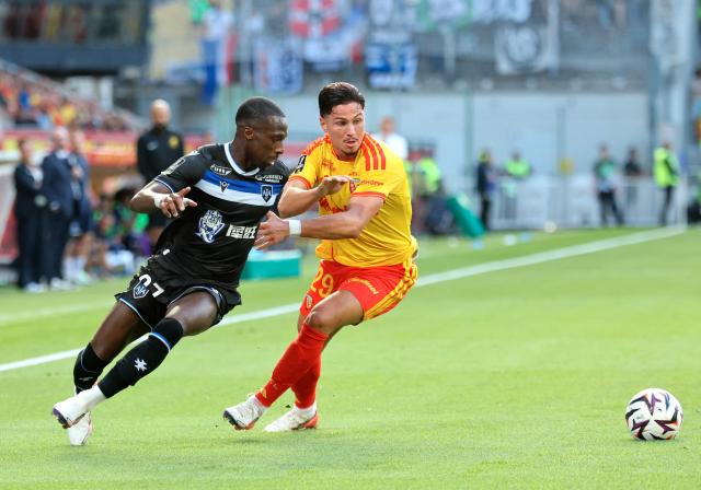 Auxerre's French forward #07 Josue Casimir and Auxerre's French defender #29 Marvin Senaya fight for the ball during the French L1 football match between RC Lens and AJ Auxerre at the Stade Bollaert-Delelis in Lens, northern France on August 22, 2026. (Photo by Francois LO PRESTI / AFP)