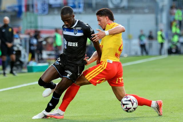 Auxerre's French forward #07 Josue Casimir and Auxerre's French defender #29 Marvin Senaya fight for the ball during the French L1 football match between RC Lens and AJ Auxerre at the Stade Bollaert-Delelis in Lens, northern France on August 22, 2026. (Photo by Francois LO PRESTI / AFP)