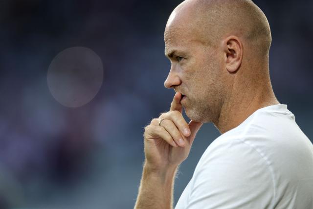 Toulouse's Danish head coach Jens Berthel Askou looks on prior to the French L1 football match between Toulouse Football Club (TFC) and Olympique Lyonnais (OL) at the Stadium in Toulouse, southwestern France, on August 22, 2026. (Photo by Valentine CHAPUIS / AFP)