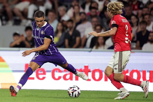 Toulouse's Argentine forward #09 Santiago Hidalgo (L) fights with Lyon's Danish midfielder #02 Mads Bidstrup (R) during the French L1 football match between Toulouse Football Club (TFC) and Olympique Lyonnais (OL) at the Stadium in Toulouse, southwestern France, on August 22, 2026. (Photo by Valentine CHAPUIS / AFP)