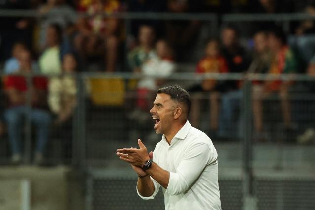Le Man's French head coach Patrick Videira  shouts instructions to his players from the touchline during the French L1 football match between Le Mans FC and Stade Brestois 29 at the Stade Marie-Marvingt in Le Mans, northwestern France on August 22, 2026. (Photo by Alain JOCARD / AFP)