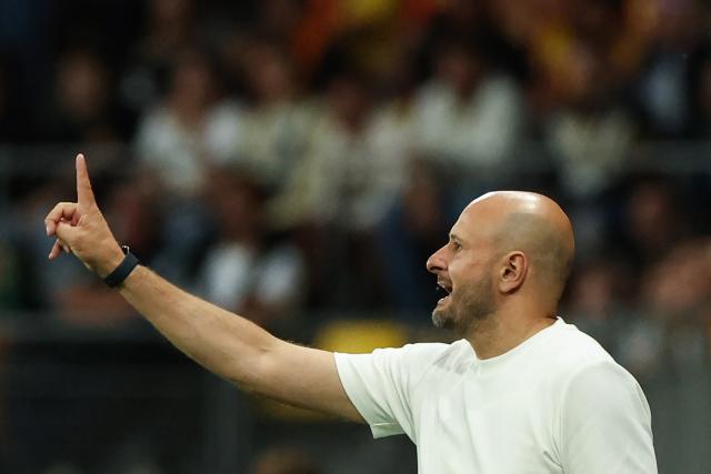 Stade Brestois's French head coach Julien Lachuer  shouts instructions to his players from the touchline during the French L1 football match between Le Mans FC and Stade Brestois 29 at the Stade Marie-Marvingt in Le Mans, northwestern France on August 22, 2026. (Photo by Alain JOCARD / AFP)