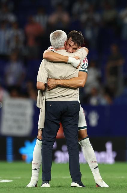 Real Madrid's Portuguese coach Jose Mourinho celebrates with Real Madrid's Spanish forward #19 Carlos Espi Escrihuela at the end of the Spanish league football match between RCD Espanyol and Real Madrid CF at RCDE Stadium in Cornella de Llobregat on August 22, 2026. (Photo by Josep LAGO / AFP)