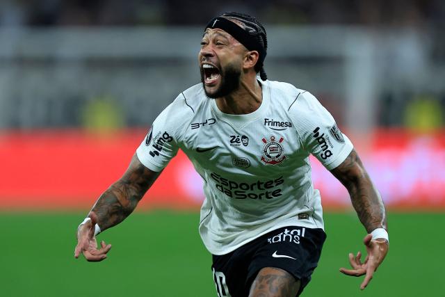 (FILES) Corinthians' Dutch forward #10 Memphis Depay reacts during the second leg of the Copa Libertadores round of 16 football match between Brazil's Corinthians and Argentina's Rosario Central at the Neo Quimica Arena stadium in Sao Paulo, Brazil, on August 20, 2026. Brazilian football club Corinthians announced on August 22, 2026, that it will take “contractual action” against forward Memphis Depay for releasing a music video in which the Brazilian club appears to be on fire, amid growing discontent among fans toward the club's management. (Photo by Miguel Schincariol / AFP)