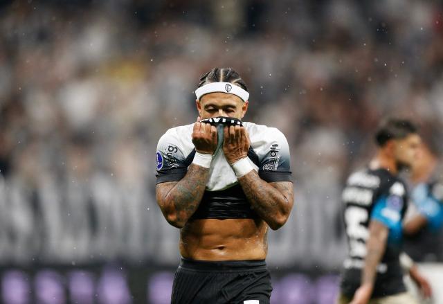 (FILES) Corinthians' Dutch forward #07 Memphis Depay reacts after missing a chance to score during the Copa Sudamericana semi-final first leg football match between Brazil's Corinthians and Argentina's Racing at the Neo Quimica Arena stadium in Sao Paulo, Brazil, on October 24, 2024. Brazilian football club Corinthians announced on August 22, 2026, that it will take “contractual action” against forward Memphis Depay for releasing a music video in which the Brazilian club appears to be on fire, amid growing discontent among fans toward the club's management. (Photo by Miguel Schincariol / AFP)