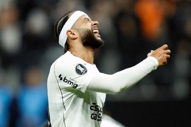 (FILES) Corinthians' Dutch forward #10 Memphis Depay reacts during the Copa Libertadores group stage football match between Brazil's Corinthians and Argentina's Platense at the Neo Quimica Arena stadium in Sao Paulo, Brazil on May 27, 2026. Brazilian football club Corinthians announced on August 22, 2026, that it will take “contractual action” against forward Memphis Depay for releasing a music video in which the Brazilian club appears to be on fire, amid growing discontent among fans toward the club's management. (Photo by Miguel Schincariol / AFP)