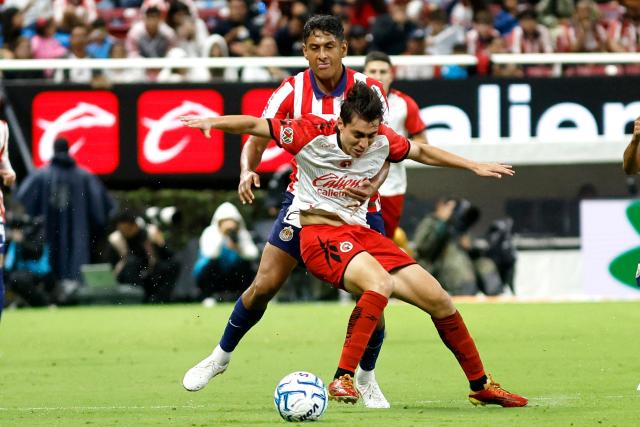 Guadalajara's midfielder #07 Luis Romo (L) and Tijuana's forward #17 Ramiro Arciga (R) fight for the ball during the Liga MX Apertura football match between Guadalajara and Tijuana at the Akron stadium in Zapopan, Jalisco, Mexico on August 22, 2026. (Photo by ULISES RUIZ / AFP)