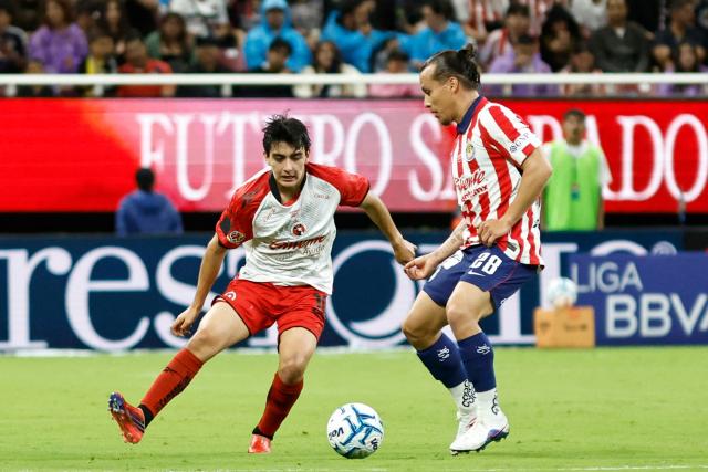 Tijuana's midfielder #10 Gilberto Mora (L) and Guadalajara's midfielder #28 Ruben Gonzalez (R) fight for the ball during the Liga MX Apertura football match between Guadalajara and Tijuana at the Akron stadium in Zapopan, Jalisco, Mexico on August 22, 2026. (Photo by ULISES RUIZ / AFP)