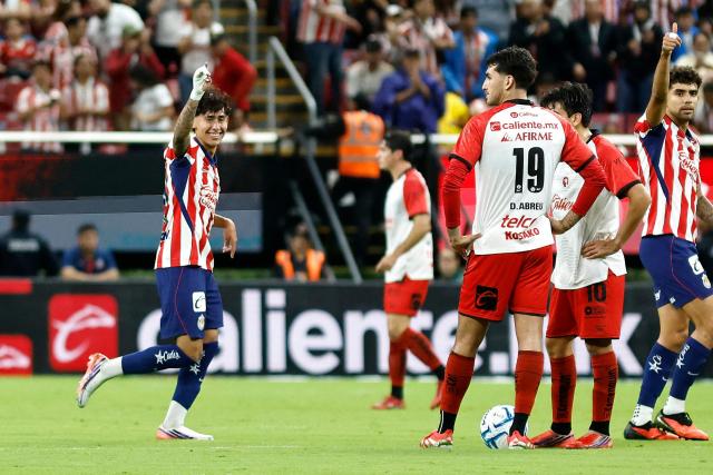 Guadalajara's midfielder #30 Santiago Sandoval (L) celebrates scoring his team's first goal during the Liga MX Apertura football match between Guadalajara and Tijuana at the Akron stadium in Zapopan, Jalisco, Mexico on August 22, 2026. (Photo by ULISES RUIZ / AFP)