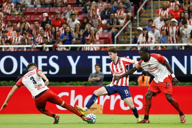 Tijuana's defender #03 Rafael Fernandez, Guadalajara's midfielder #11 Brian Gutierrez, and Tijuana's Ecuadorian defender #12 Jackson Porozo fight for the ball during the Liga MX Apertura football match between Guadalajara and Tijuana at the Akron stadium in Zapopan, Jalisco, Mexico on August 22, 2026. (Photo by ULISES RUIZ / AFP)