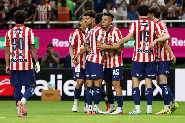 Guadalajara's forward #25 Roberto Alvarado celebrates scoring his team's fourth goal with teammates during the Liga MX Apertura football match between Guadalajara and Tijuana at the Akron stadium in Zapopan, Jalisco, Mexico on August 22, 2026. (Photo by ULISES RUIZ / AFP)