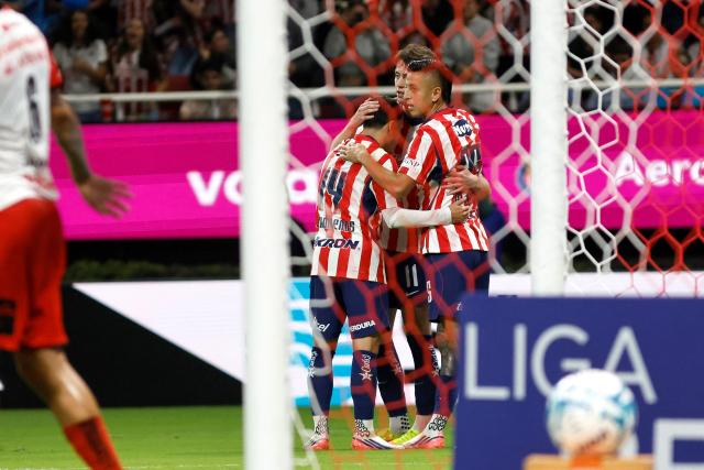 Guadalajara's forward #25 Roberto Alvarado (R) celebrates scoring his team's fourth goal with teammates during the Liga MX Apertura football match between Guadalajara and Tijuana at the Akron stadium in Zapopan, Jalisco, Mexico on August 22, 2026. (Photo by ULISES RUIZ / AFP)