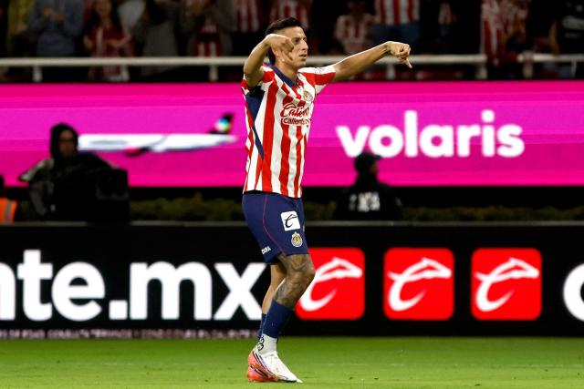 Guadalajara's forward #25 Roberto Alvarado celebrates scoring his team's fourth goal during the Liga MX Apertura football match between Guadalajara and Tijuana at the Akron stadium in Zapopan, Jalisco, Mexico on August 22, 2026. (Photo by ULISES RUIZ / AFP)