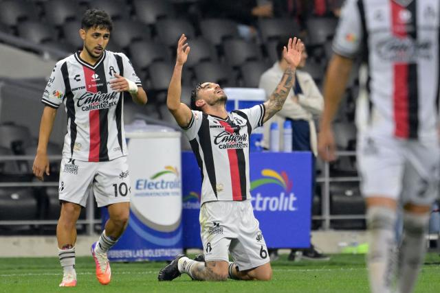 Atlas' midfielder #06 Edgar Zaldivar celebrates scoring his team's first goal during the Liga MX Apertura football match between Cruz Azul and Atlas at the Ciudad de los Deportes Stadium in Mexico City on August 22, 2026. (Photo by Alfredo ESTRELLA / AFP)
